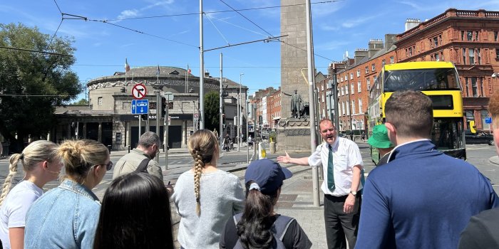 DoDublin Walking Tour man pointing at monument
