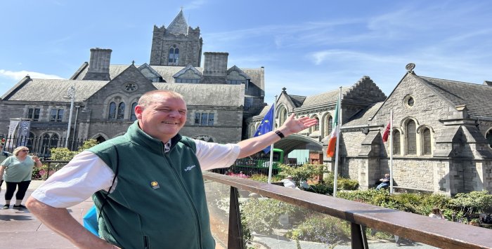 DoDublin Walking Tour dodublin guide posing by christ church cathedral
